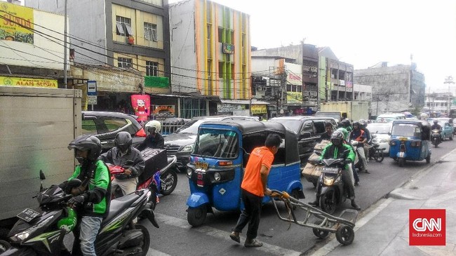 Penumpukan kendaraan terjadi di sejumlah kawasan Tanah Abang setelah Jalan Jatibaru Raya ditutup 19 hari lalu.