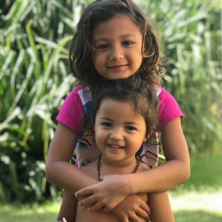 <p>Tigerlily foto berdua dengan kakak Ayanna nih. (Foto: Instagram @indahkalalo)</p>