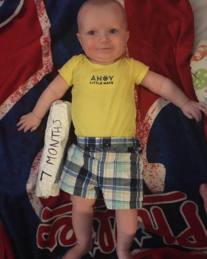 Sejak lahir, tubuh bayi bernama Lucas ini dibandingkan dengan cheesesteak, Bun, sama ayahnya. Lucu deh!