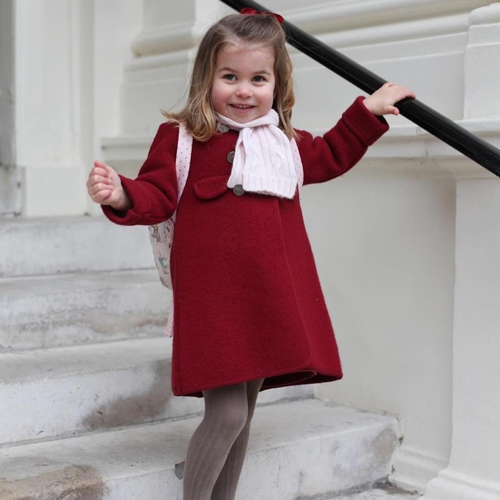 Saat masuk preschool untuk pertama kali, Putri Charlotte berpose di depan Istana Kensington mengenakan coat berwarna merah. (Foto: Dok. Instagram @kensingtonroyal)