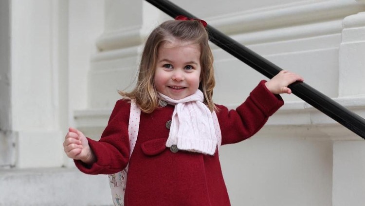 Putri Charlotte, anak ke-dua Duke dan Duchess of Cambridge ini sudah masuk play group lho.