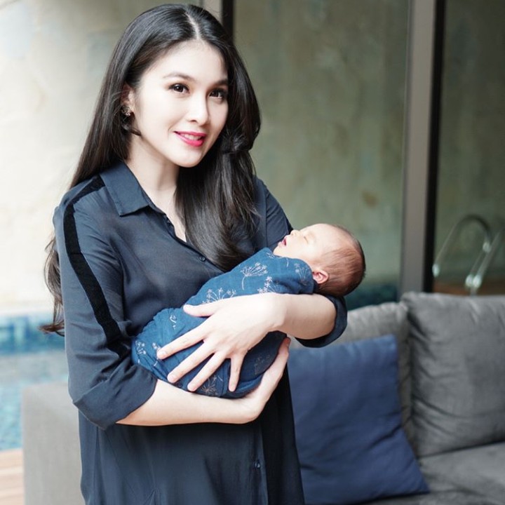 <p>Anaknya ganteng, ibunya cantik... (Foto: Instagram @sandradewi88)</p>