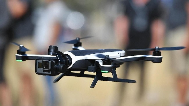 Tiap regu pasukan Angkatan Laut AS akan dilengkapi dengan satu drone. Tak cuma quadcopter, mereka juga melakukan simulasi latihan menggunakan Hololens.