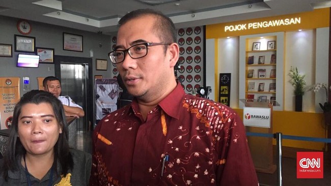 Ketua KPU Hasyim Asy'ari meminta anggota KPU menaati aturan dan tidak 'pencak silat' dengan jurus sendiri.