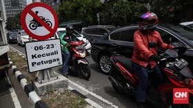 Remaja Bermotor Masuk di Tol Tomang, Rambu Disoroti