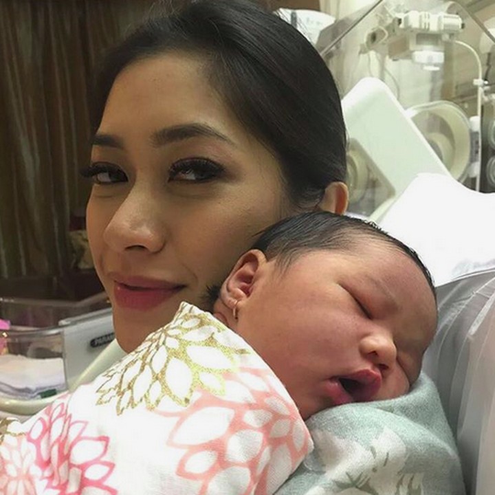 <p>Pipi Baby Gaia tampak samping pas digendong Bunda Aliya, chubby banget dan nggemesin. (Foto: Instagram/ @ruby_26)  </p>
