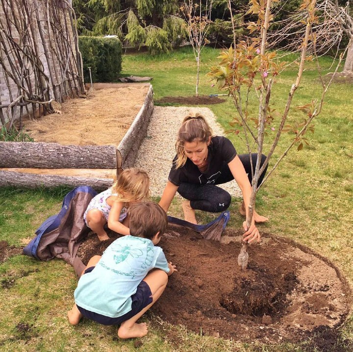 <p>Gisele cinta banget sama alam. Hal itu pun ia tularkan ke anak-anaknya. (Foto: Instagram/gisele)</p>