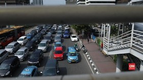 VIDEO: Rambu Dicabut, Motor Mulai Melintas di Jalan Thamrin