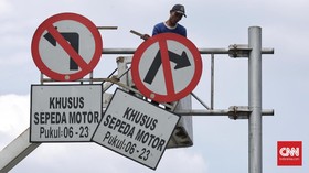 Dishub DKI Mulai Cabuti Rambu-rambu Larangan Melintas Motor