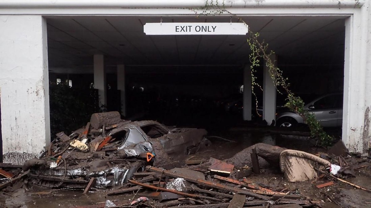 FOTO: Dilanda Longsor, California Bak Medan Perang Dunia