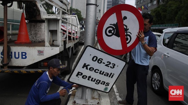 Lajur khusus sepeda motor sedang dibuat di Jalan MH.Thamrin dan Jalan Medan Merdeka Barat untuk mencegah kesemrawutan lalu lintas di jalur itu.