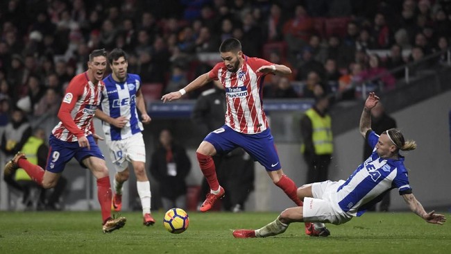 Kemenangan tipis Atletico Madrid atas Alaves di Stadion Mendizorroza menahan laju Barcelona menjadi juara La Liga musim ini.