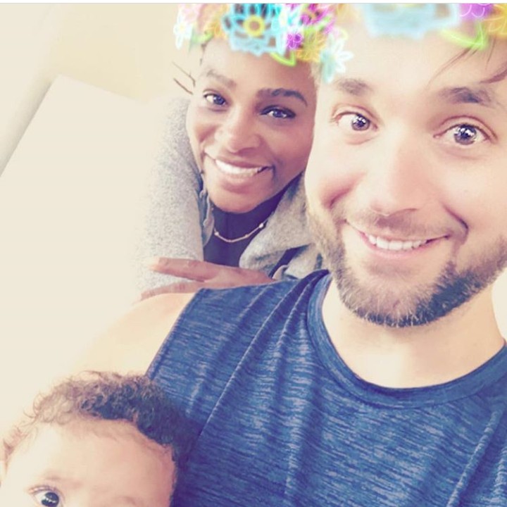 <p>Ini adalah foto saat Serena Williams dan Alexis Ohanian Sr. sedang honeymoon. Kata Alexis, dua perempuan dalam foto ini adalah segala-galanya buatnya. Baginya, tugas menjadi suami dan ayah adalah tanggung jawab terhebat dalam hidupnya. "Dan aku tahu, aku akan selalu menemukan cara baru untuk tetap membuatmu tertawa @serenawilliams," tulis Alexis. Ya ampun, so sweet abis. Yang baca caption-nya ikut berdebar-debar nih. (Foto: Instagram @alexisohanian)</p>