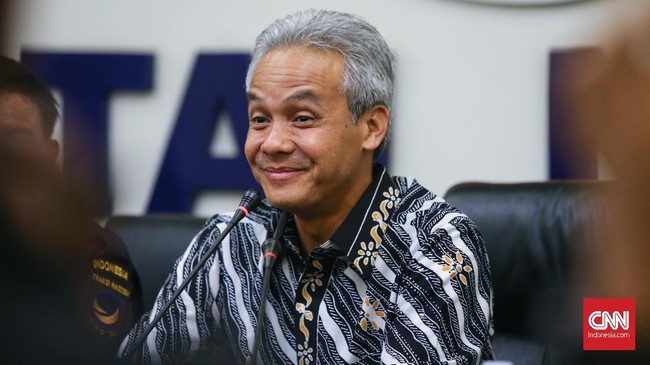 Gubernur Jateng Ganjar Pranowo meminta para pelayan publik untuk tetap santai agar tak memicu tensi darah tinggi yang membuat tak lolos seleksi vaksinasi.
