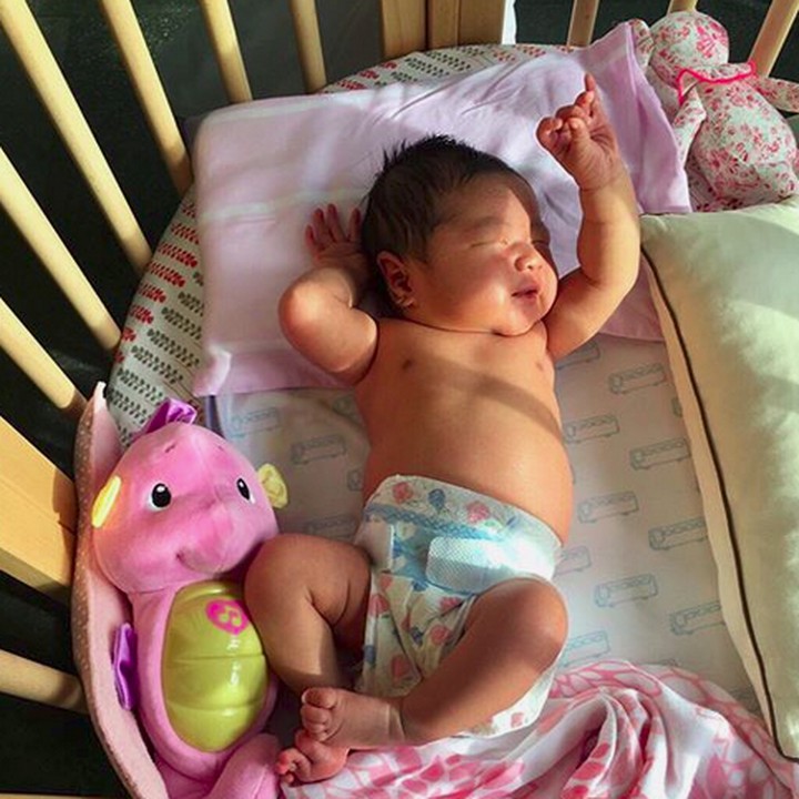 <p>Gaya si chubby Baby Gaia pas lagi berjemur. Asyik banget ya. He-he-he. (Foto: Instagram/ @aniyudhoyono)  </p>