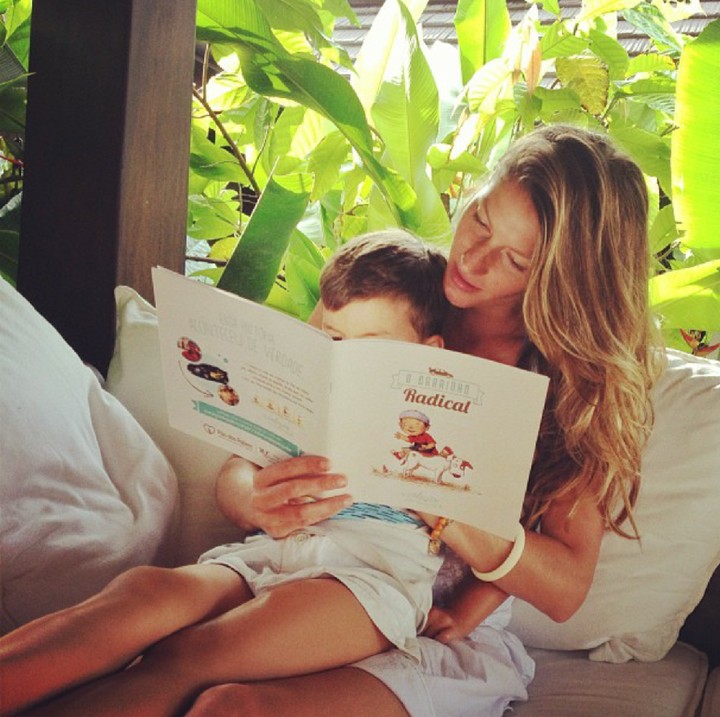<p>Gisele juga nggak lupa untuk baca bareng anak lho. (Foto: Instagram/gisele)</p>