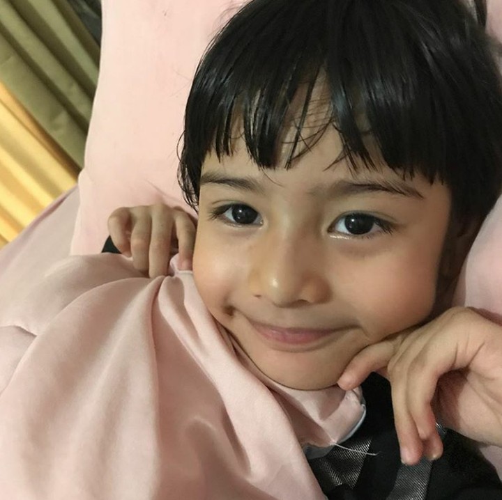 <p>Bangun tidur langsung difoto bundanya. (Foto: Instagram @kingfaazarafiqasli)</p>