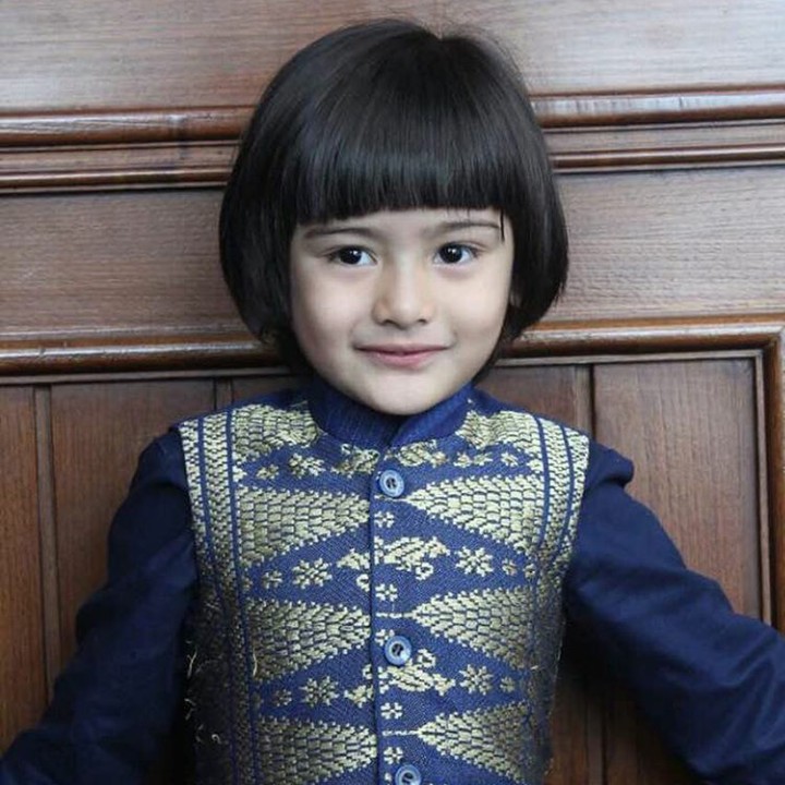 <p>Kenalkan, ini King Faaz A Rafiq. Ya, dia adalah putra pertama aktris Fairuz Rafiq. Dengan poni rata, King Faaz makin mempesona. (Foto: Instagram @kingfaazarafiqasli)</p>