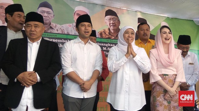 Meskipun telah mengajukan surat pengunduran diri sebagai menteri sosial, Khofifah menyatakan cuti saat mendaftarkan diri sebagai calon gubernur Jatim ke KPU.