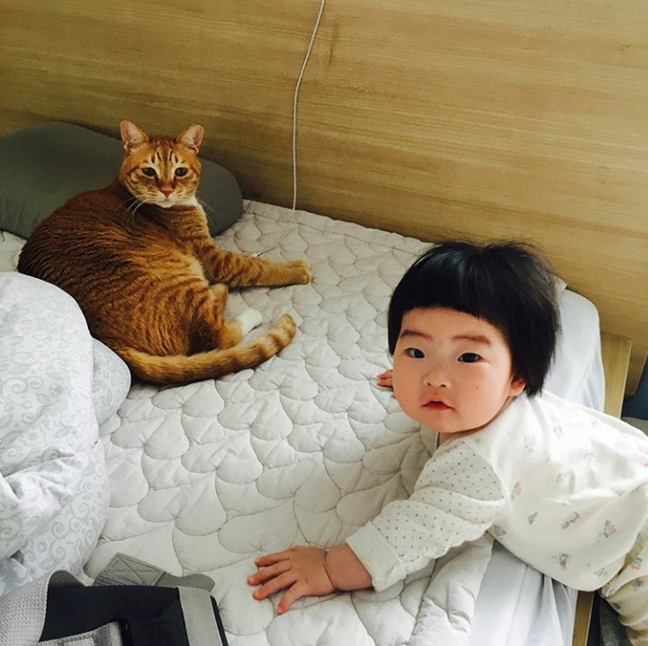 <p>Sama-sama santai di kasur dengan pose yang sama pula. (Foto: Instagram @najlakim)</p>