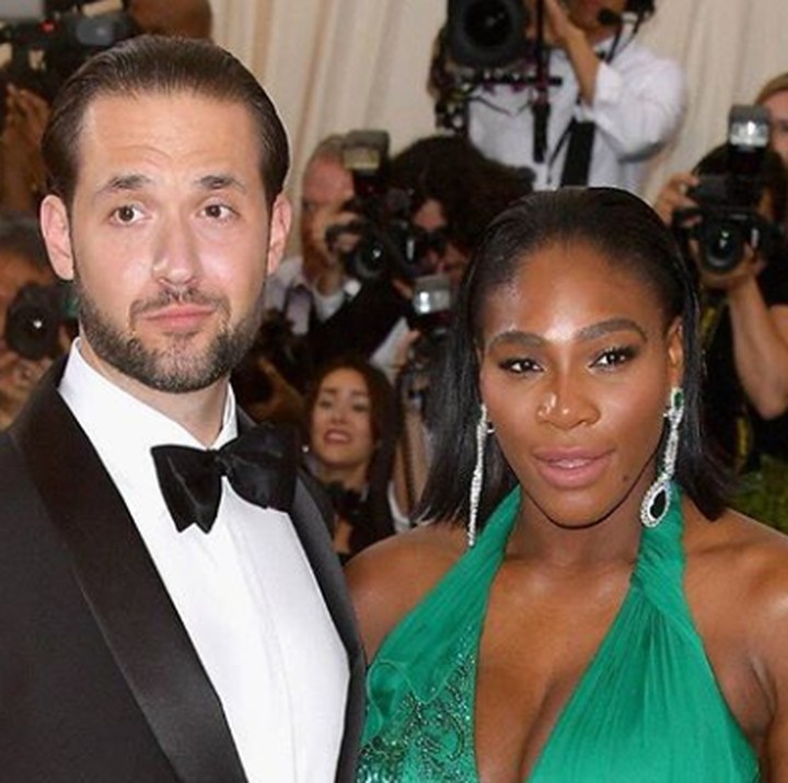 <p>Untuk foto ini, Alexis Ohanian memberi emotikon lambang cinta berwarna hijau. Maklum, dewi pujaan hatinya lagi pakai gaun hijau. (Foto: Instagram @alexisohanian)</p>