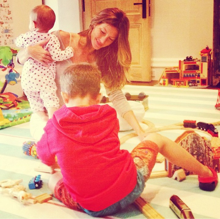 <p>Walaupun sibuk, Gisele tetap meluangkan waktu dengan anak-anaknya. (Foto: Instagram/gisele)</p>
