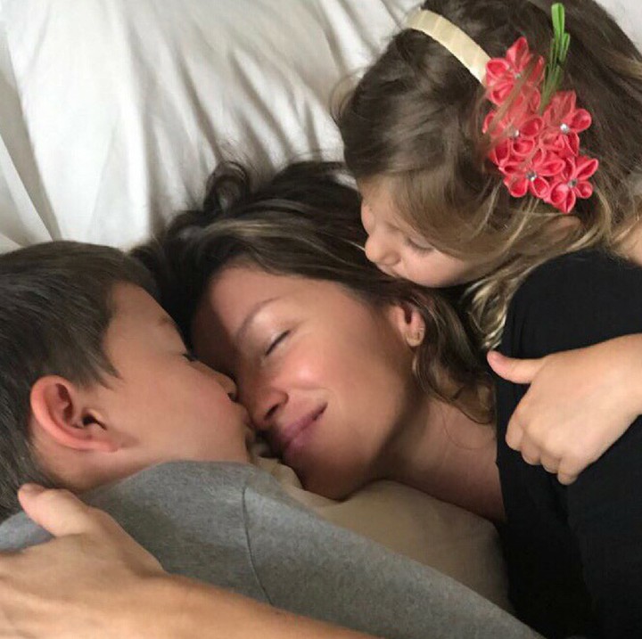 <p>Ketika anak pertama, Benjamin, dan anak kedua, Vivian, menciumi sang ibu. Bunda sering juga diciumi si kecil? (Foto: Instagram/gisele)</p>