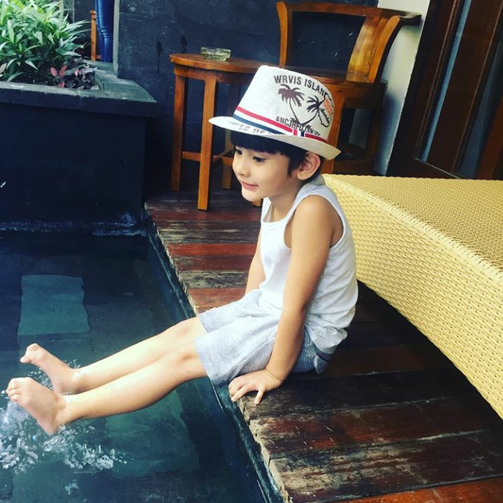 <p>Waktu liburan ke Bali nih. (Foto: Instagram @kingfaazarafiqasli)</p>