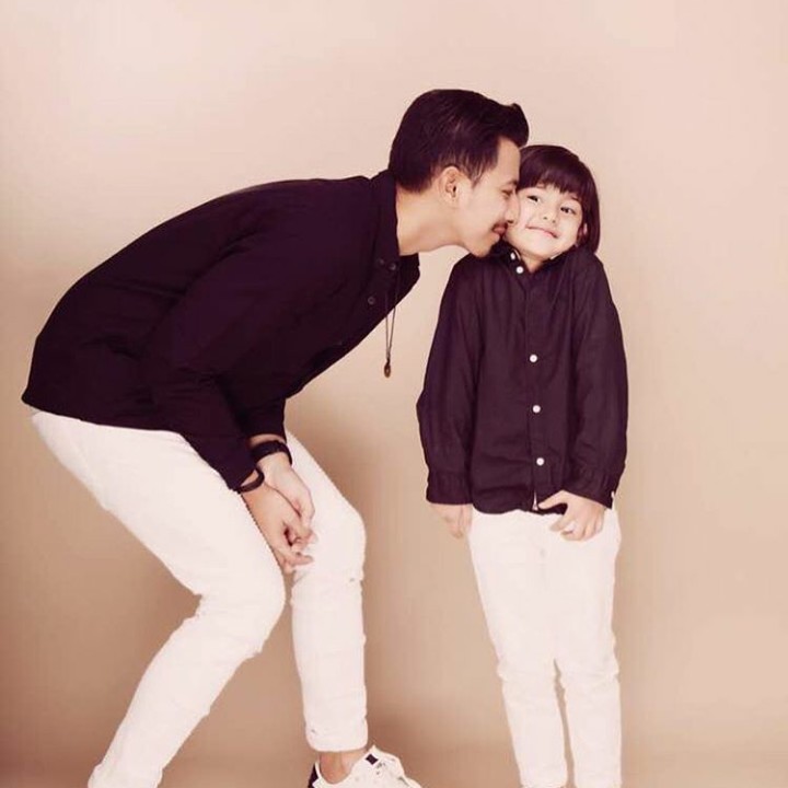 <p>Muach! Dicium sama Papa Sonny! Kompak banget ya King Faaz sama ayah sambungnya. (Foto: Instagram @kingfaazarafiqasli)</p>