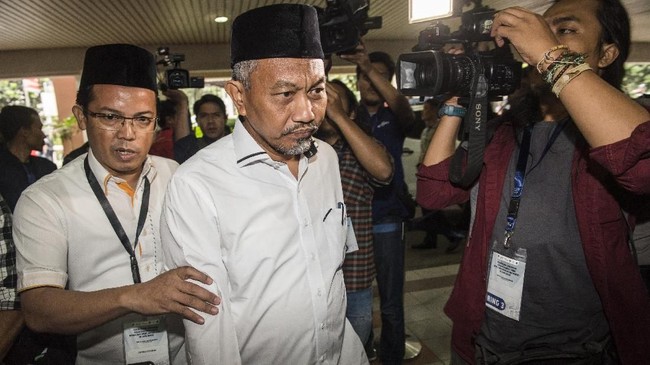 Ahmad Syaikhu tiba pertama di lokasi debat cagub Jawa Barat. Kepada wartawan, dia mengatakan lawan-lawan debatnya sangat berat.