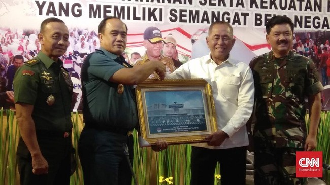 Menhan Ryamizard meminta industri pertahanan dalam negeri diperkuat. Di saat yang sama, Panglima Hadi menyatakan perlu mendatangkan alutsista dari luar negeri.