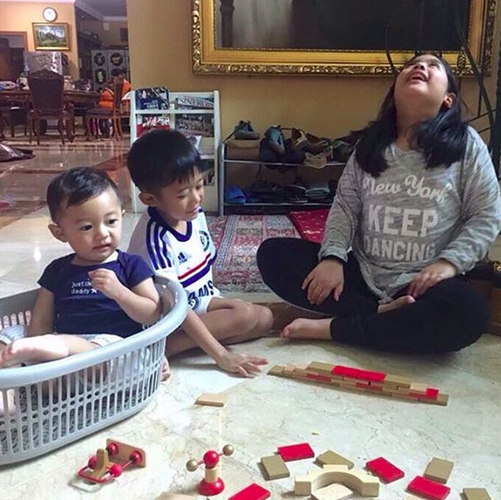 <p> Begini keseruan saat mereka main balok. Eh, tapi kenapa Sakti di dalam keranjang? Hi-hi-hi. (Foto: Instagram/ @aniyudhoyono)  </p>