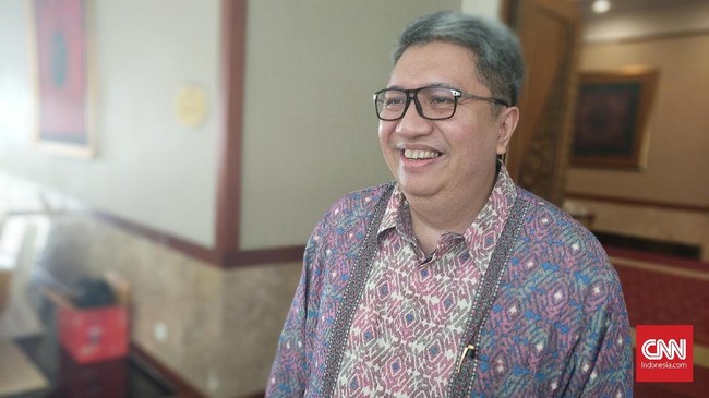 Ketua Asosiasi Pengusaha Ritel Indonesia Roy Nicholas Mandey menilai aturan produk wajib bersertifikat halal berpotensi ditunda.