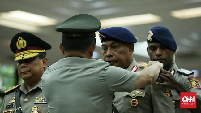 Dari sepuluh anggota Polri yang mencalonkan diri di Pilkada, tiga di antaranya adalah perwira tinggi yakni Murad Ismail, Safaruddin, dan Anton Charliyan.