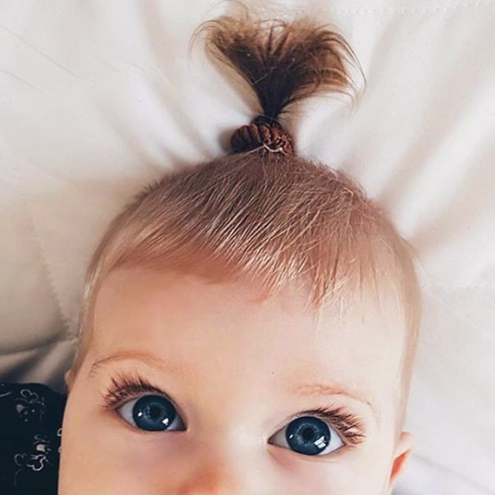 <p>Perpaduan bulu mata lentik dan mata yang belo bikin wajah bayi ini super cute. (Foto: Instagram @saffronbells)</p>