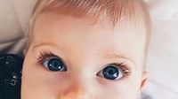 <p>Perpaduan bulu mata lentik dan mata yang belo bikin wajah bayi ini super cute. (Foto: Instagram @saffronbells)</p>