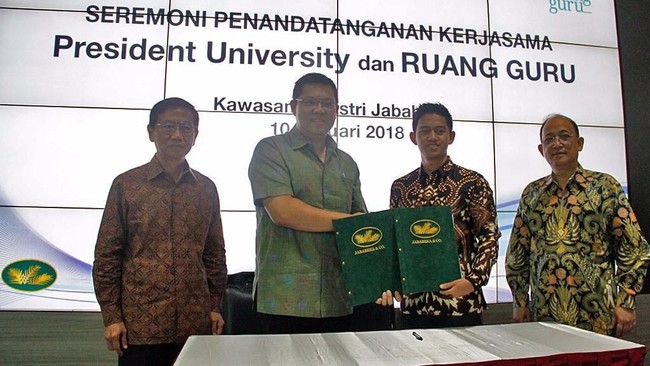 President University menandatangani Surat Perjanjian Kerja Sama dengan Ruangguru untuk menyelenggarakan seleksi beasiswa kuliah.