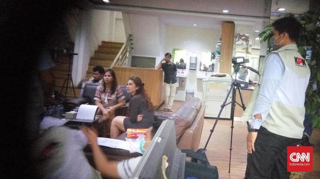 Terdapat lebih dari 10 orang yang mengenakan rompi berwarna krem bertuliskan KPK berada di dalam ruang kantor Fredrich Yunadi.