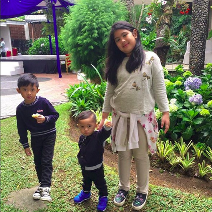 <p>Sayang banget ya Kakak Aira pada Adik Sakti. Tuh lihat, tangan adiknya digandeng. (Foto: Instagram/ @aniyudhoyono)  </p>