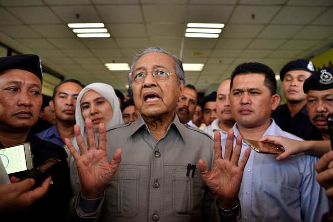 Klaim Menang Mahathir Protes Komisi Pemilu Tak Umumkan Hasil