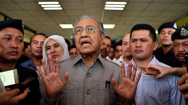 Otoritas penjara melarang calon PM Malaysia, Mahathir Mohamad, menjenguk Anwar Ibrahim, pemimpin oposisi yang kini masih dalam masa tahanan rezim Najib Razak.