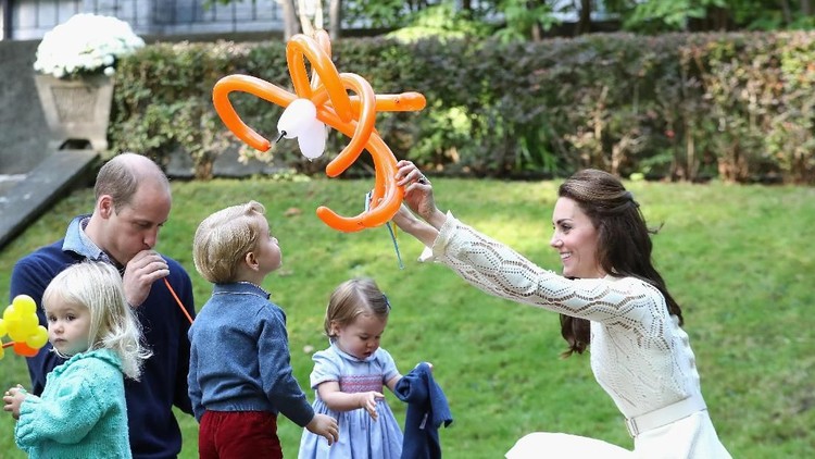 Seperti apa ya pola asuh yang diterapkan Pangeran William dan Kate Middleton untuk buah hatinya?