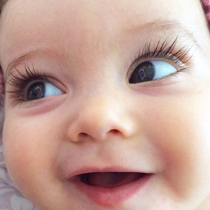 <p>Bulu mata lentik bisa bikin si kecil makin cute. Tapi gimana pun bulu mata buah hati kita, harus tetap kita syukuri ya, Bun. (Foto: Instagram @saffronbells)</p>