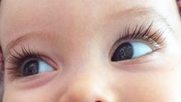 <p>Bulu mata lentik bisa bikin si kecil makin cute. Tapi gimana pun bulu mata buah hati kita, harus tetap kita syukuri ya, Bun. (Foto: Instagram @saffronbells)</p>