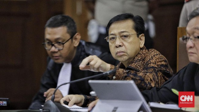 Golkar mempersilakan jika Setnov menjadi pihak yang akan membantu KPK mengungkap kasus korupsi e-KTP, termasuk mengungkap nama-nama di internal Golkar.