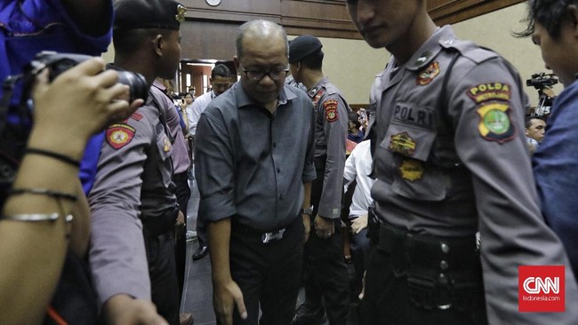 Saat bersaksi di Pengadilan Tipikor, pengusaha money changer Riswan mengaku memberikan uang US$3,5 juta kepada keponakan Setya Novanto.