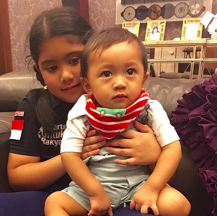 <p>Saat Adik Sakti dipangku Kakak Aira... (Foto: Instagram/ @aniyudhoyono)</p>