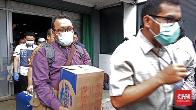 Sebanyak 27 dokumen yang disita KPK dari kantor Fredrich Yunadi dibawa dengan satu koper besar, satu koper kecil, dan dua kardus.