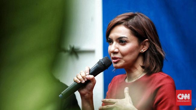 Najwa Shihab ikut tampil dalam konser Syahrini. Dalam penampilannya, ia melontarkan candaan terkait gelar Sarjana Hukum milik kawannya tersebut.