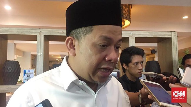 Fahri Hamzah meminta KPK mengusut 14 nama orang yang diduga menerima duit e-KTP, dan tidak mengalihkan publik lewat isu Justice Collaborator Setnov.